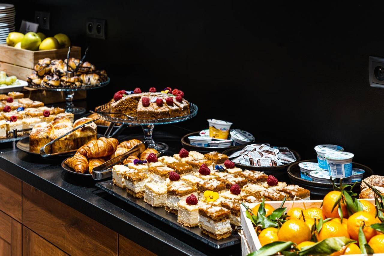 Szczawnica Park Resort & Spa Luaran gambar A buffet of desserts